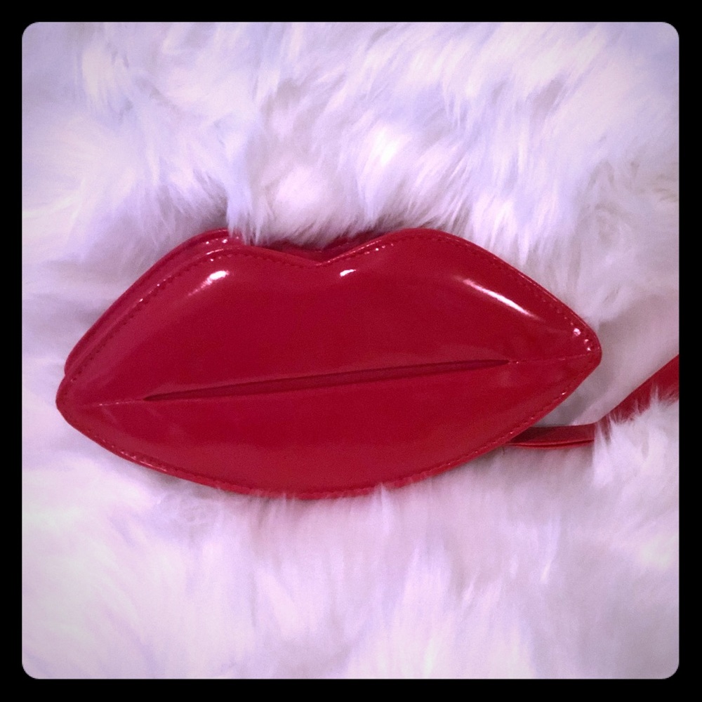 Lips purse